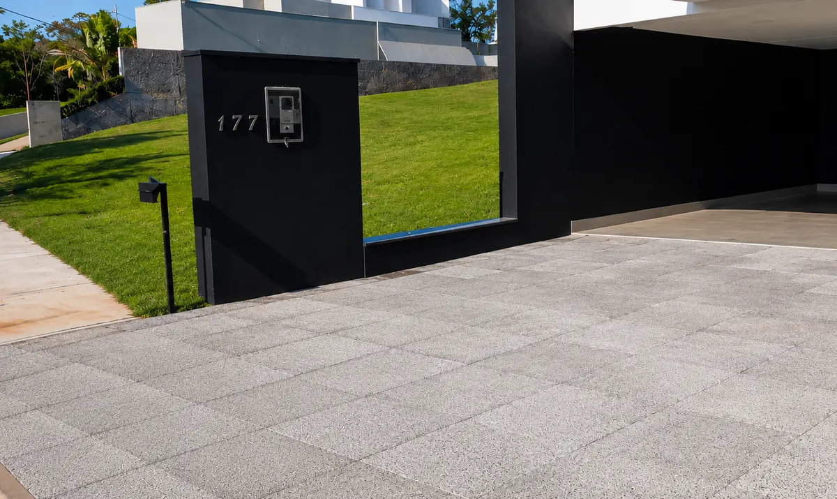 Piso drenante em placas de concreto na entrada de uma residência